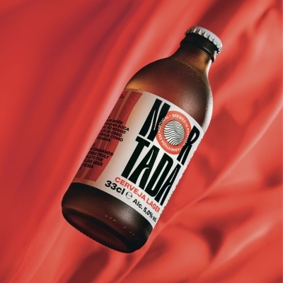 Garrafa de cerveja ALVOR TADA sobre tecido vermelho