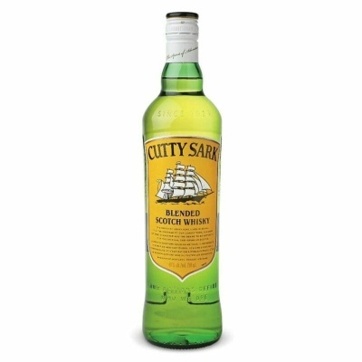 Garrafas de whisky escocês Cutty Sark com rótulo amarelo e vidro verde