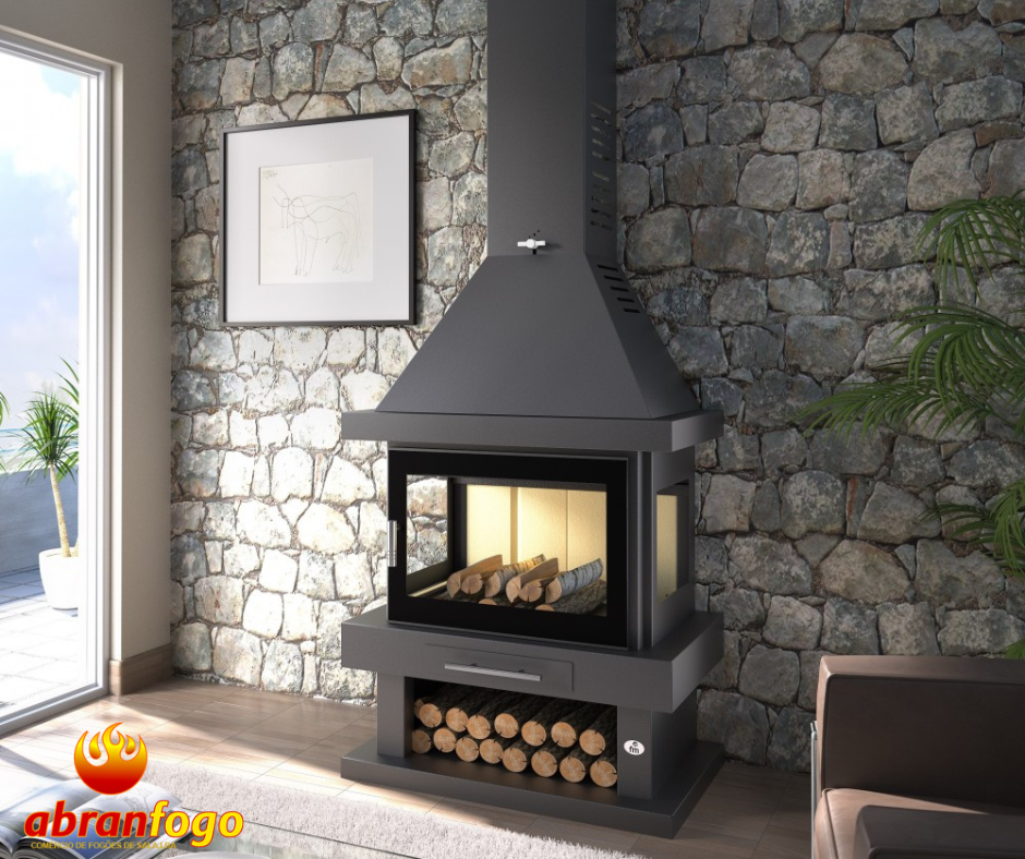 ABF C-203K Lareira preta moderna em sala com parede de pedra rústica e quadro