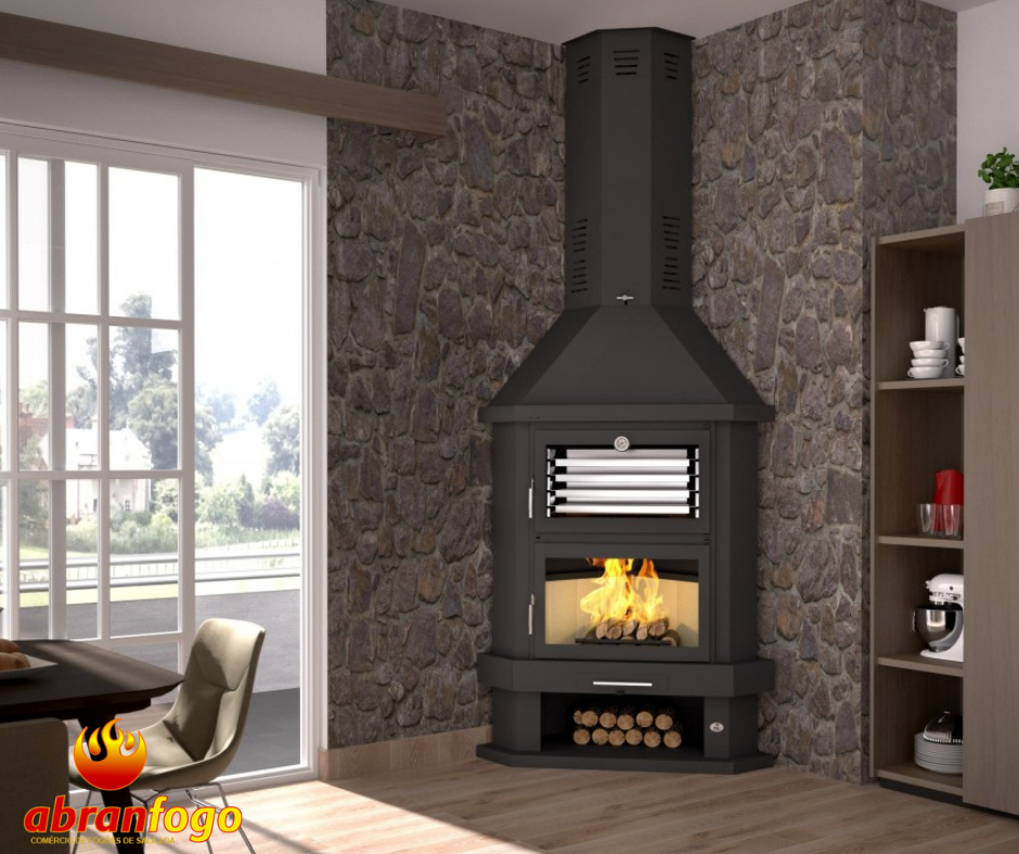 ABF C-200 RH Lareira a lenha preta numa sala com parede de pedra e chão de madeira