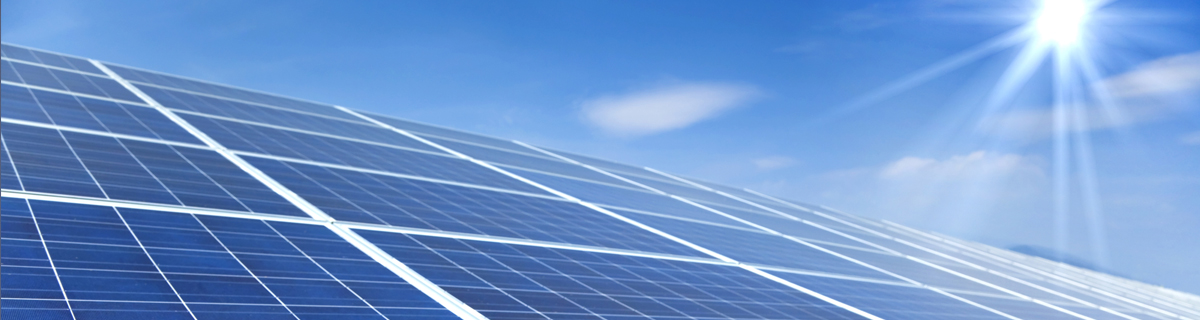 Painel solar azul num céu azul com sol brilhante