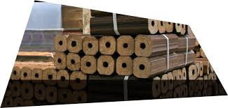 Palhinhas de papel castanho empilhadas e embaladas.