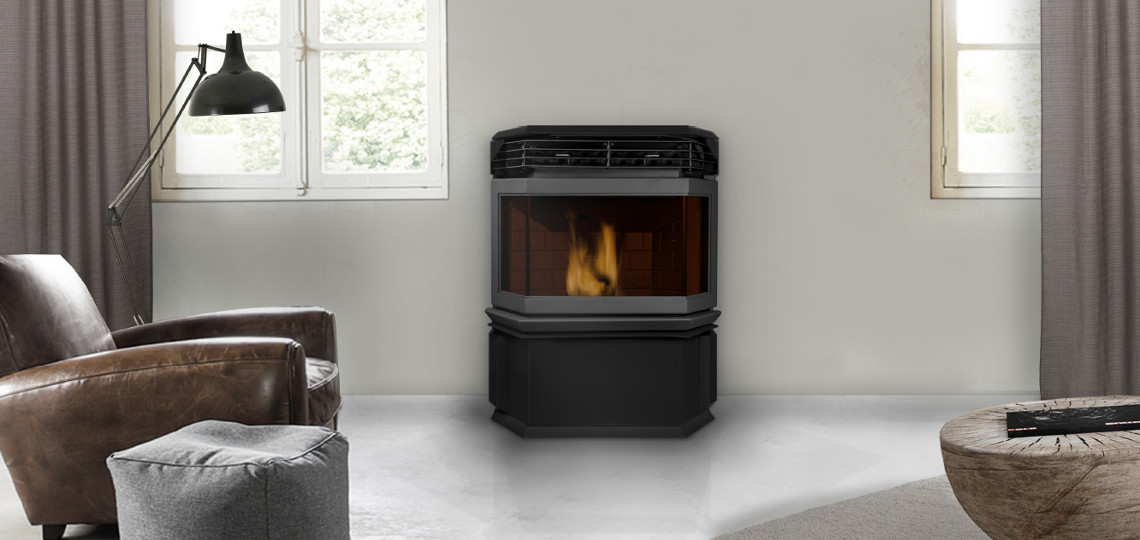 ECO I Lareira a lenha preta com chama visível numa sala moderna com poltrona de couro castanha e pufe cinzento.