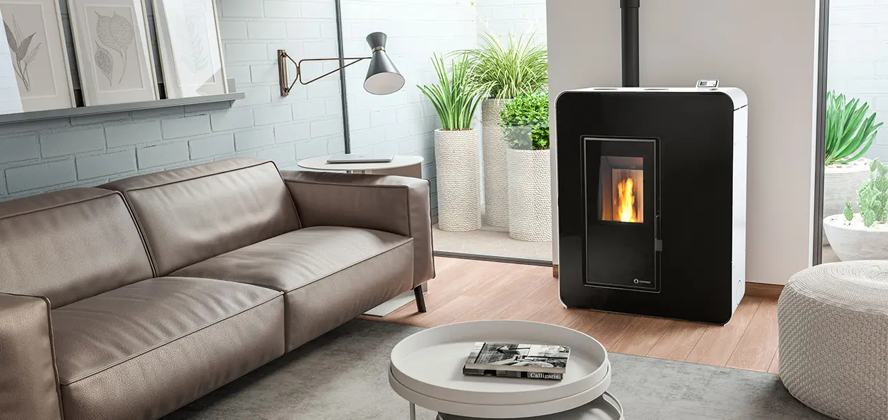 IBIZA Sala moderna com sofá de couro castanho, lareira preta a pellets e plantas em vasos cinzentos