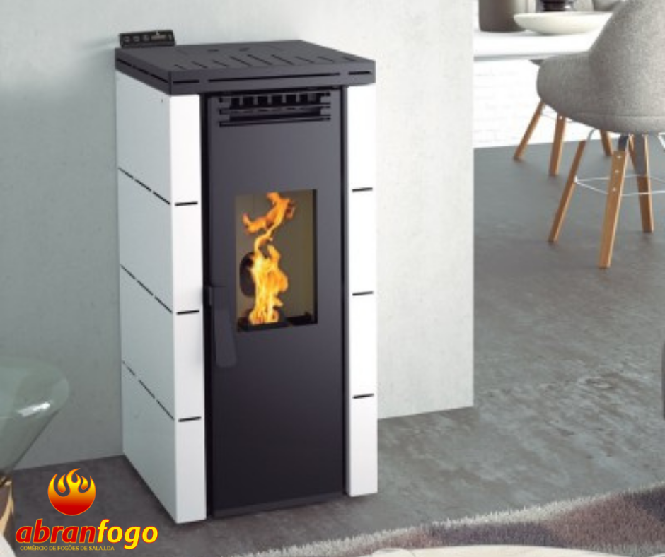 ABF BP-100 Estufa de pellets branca com porta preta e chama visível
