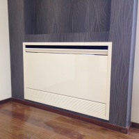 Aparelho de aquecimento branco numa parede com papel de parede cinzento escuro e chão de madeira