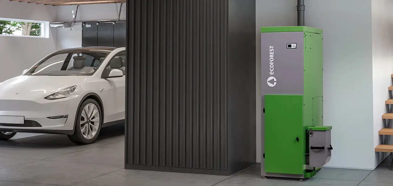 VAP 5-20 Carro elétrico branco numa garagem com estação de carregamento EnergyNest verde e cinza