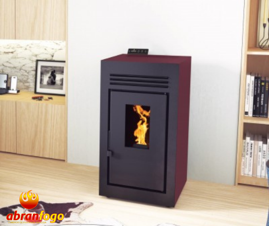 ABF BP-CH 1 Estufa pellet preto e vermelho com janela de vidro mostrando chama
