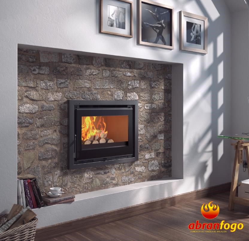 ABF IT-170 K Lareira embutida com porta de vidro preto numa parede de pedra rústica em sala moderna