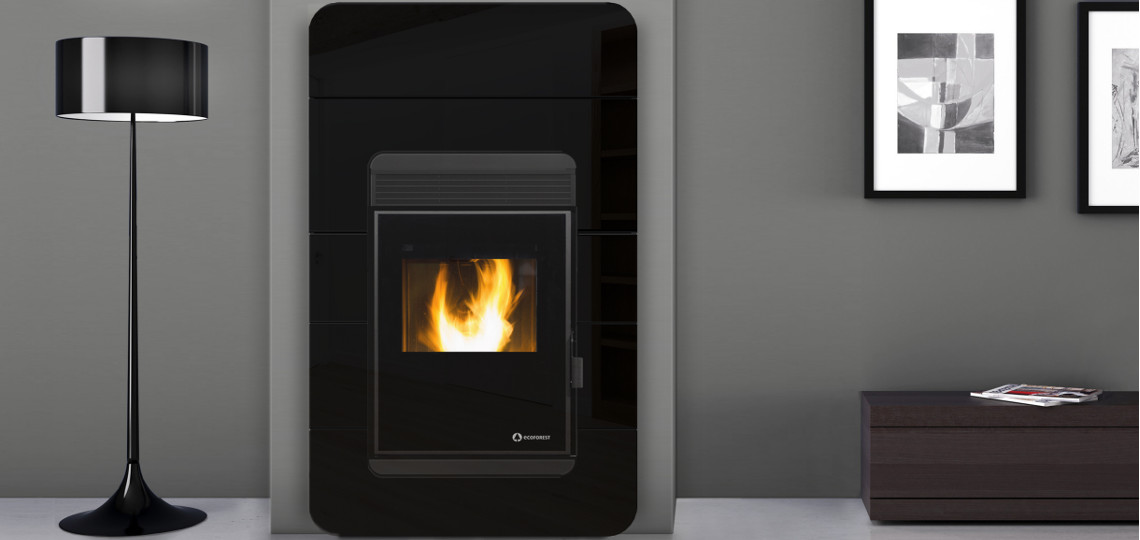 OSLO INSERT Lareira moderna preta com fogo aceso numa sala cinza, lâmpada de pé preta, molduras e móvel baixo escuro