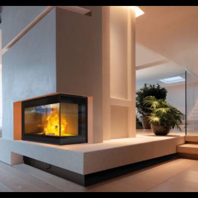 Lareira moderna em canto com vidro e fogo, em sala com piso de madeira clara e sofá branco