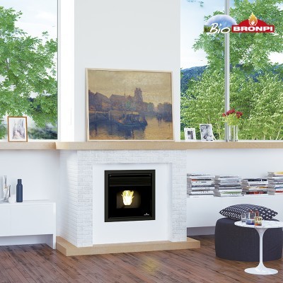 Lareira preta embutida numa chaminé branca com textura de tijolo, sala moderna com chão de madeira, estante com livros e poltrona cinza