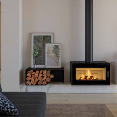 Lareira de parede moderna preta numa sala com sofá cinzento e decoração minimalista