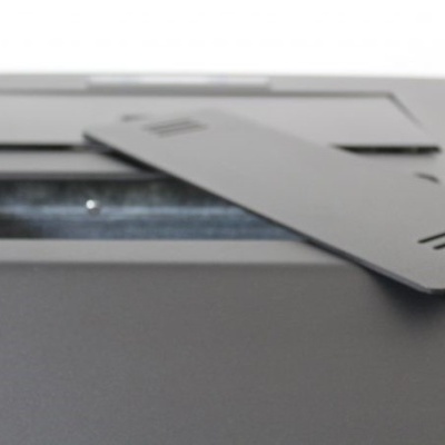 Impressora ou scanner cinzento com tampa aberta e bandeja em cima