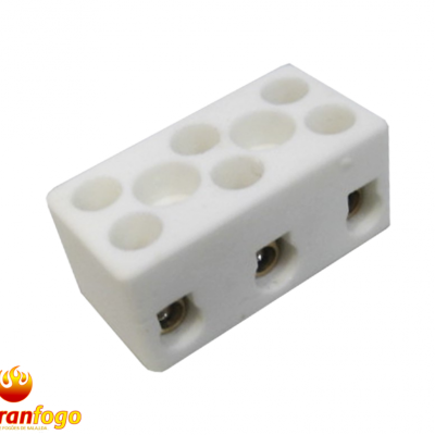 Conector elétrico branco em plástico com orifícios circulares e fixações metálicas