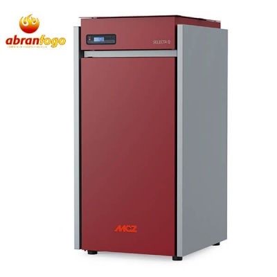 Caldeira industrial metálica cinzenta com porta vermelha e painel digital azul