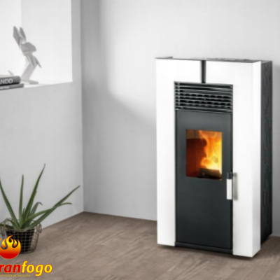 Lareira a pellets branca com porta preta e fogo visível, junto a planta e prateleira em ambiente minimalista