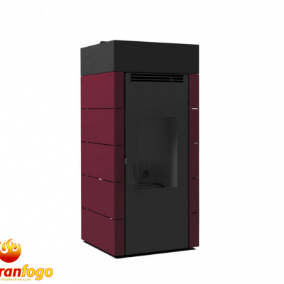 Aparelho de aquecimento para pellets com corpo preto e bordô e janela para chama.