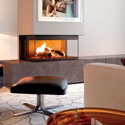 Sala de estar moderna com lareira, poltrona preta, sofá bege e mesa de centro em madeira