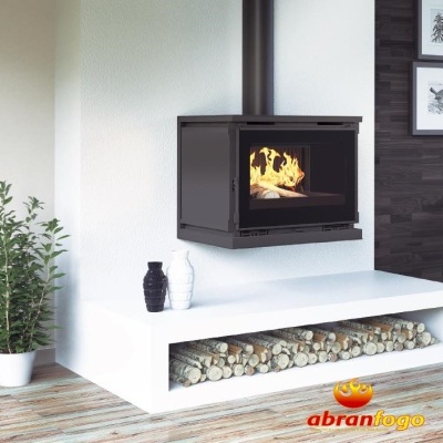 Lareira suspensa preta com vidro, prateleira branca com madeira e planta ao lado