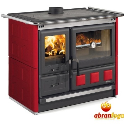 Fogão a lenha vermelho e preto com portas de vidro e mostrador de temperatura