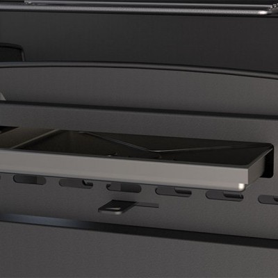 Suporte preto para dispositivo electrónico dentro de estrutura metálica preta