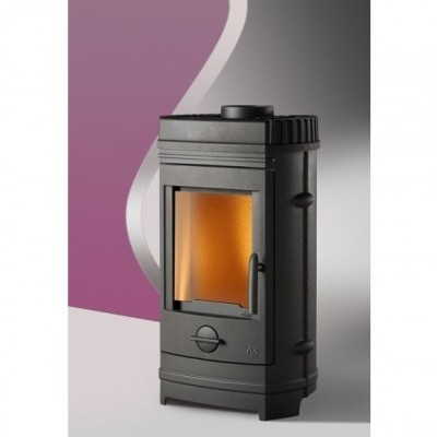 Fogão a lenha preto com porta de vidro transparente