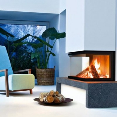 Sala de estar com lareira moderna e poltrona colorida junto à janela