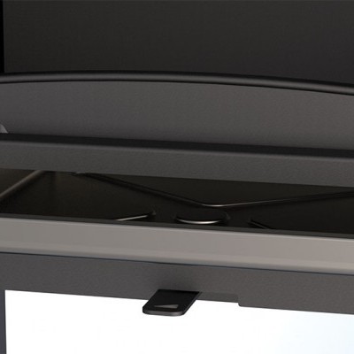 Bandeja metálica cinza claro encaixada em aparelho cinzento escuro