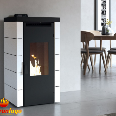 Lareira ou salamandra moderna branca com linhas pretas e chamas visíveis