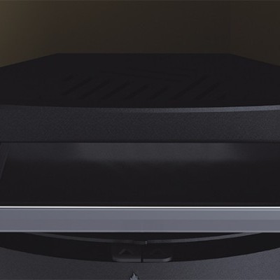 Parte inferior de eletrodoméstico preto com gaveta metálica aberta