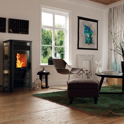 Sala de estar com lareira, cadeira, tapete e mesa de centro