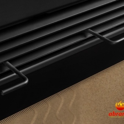 Porta preta de aparelho de aquecimento com vidro e grelha, logótipo abranfogo no canto inferior direito