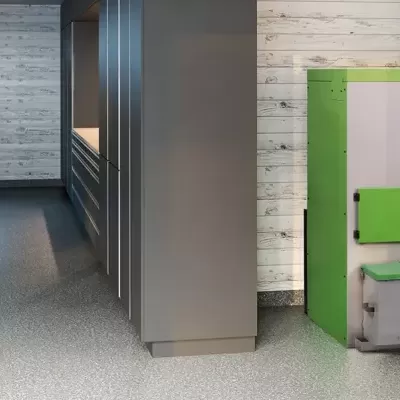 Garagem interior com sistema de aquecimento ECOFOREST verde e cinzento e automóvel cinzento