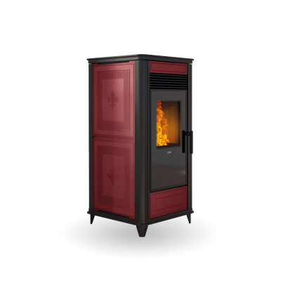 Estufa de aquecimento preta e vermelha com porta de vidro e chama visível