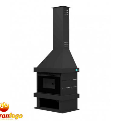 Lareira metálica preta com chaminé alta e portas de vidro frontal