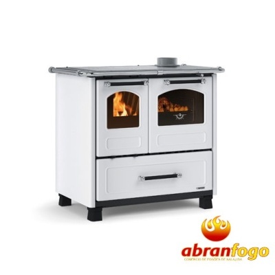 Fogão a lenha branco com portas de vidro e chamas visíveis, logótipo abran fogo