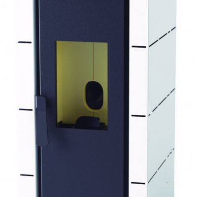 Caldeira ou fogão de pellets preto e branco com painel de controlo