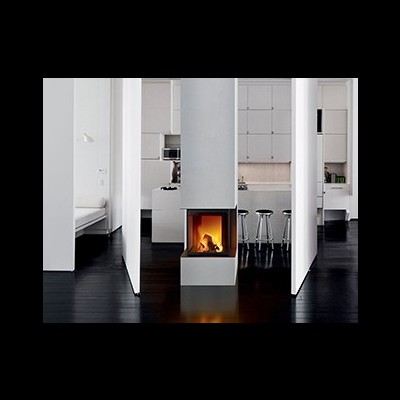 Interior moderno com lareira embutida e cozinha branca ao fundo