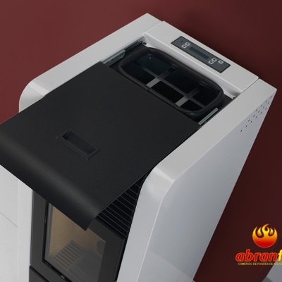 Aparelho de aquecimento branco com tampa preta aberta e visor digital