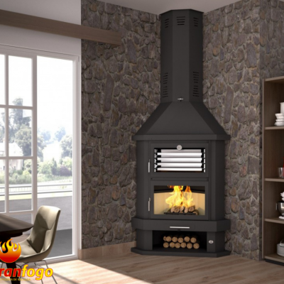 Lareira a lenha preta numa sala com parede de pedra e chão de madeira