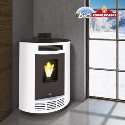 Lareira a pellets branca com porta de vidro preto e chama visível junto a janela com vista para neve