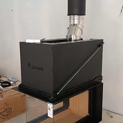 Lareira preta A.caminetti com tubo de exaustão e vidro frontal