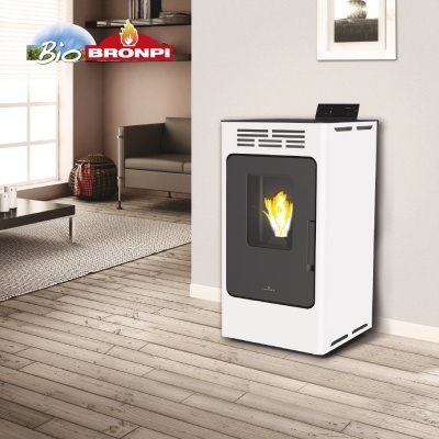 Estufa de pellets branca Bio Bronpi com chama visível