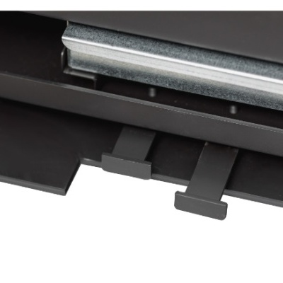 Peça eletrónica preta com componente metálico prateado e abas retangulares