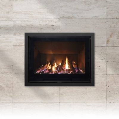 Lareira embutida de vidro com moldura preta e chamas visíveis numa parede bege claro