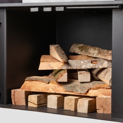 Lenha empilhada dentro de lareira metálica preta