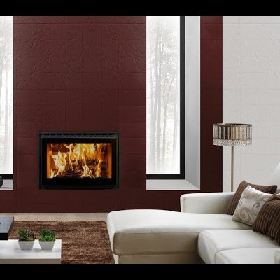 Sala de estar com lareira embutida, sofá branco, almofadas castanhas e mesa de centro branca