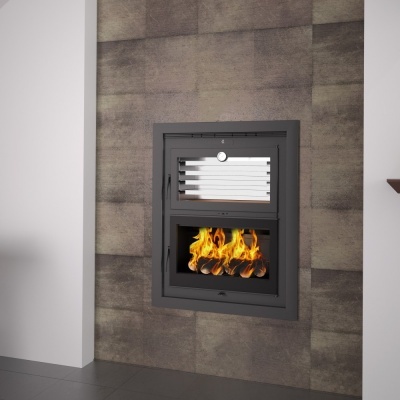 Lareira embutida em parede com azulejos cinzentos escuros e estrutura metálica cinza com fogo visível