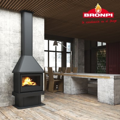 Lareira a lenha preta BRONPI numa sala moderna com chão de madeira e mesa de betão.